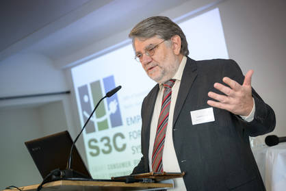 Ludwig Karg (B.A.U.M.) during the moderation of the conference (Source: S3C project/ André Wagenzik)