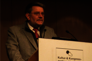 Ludwig Karg stellt das Projekt AlpEnergy auf dem Innovationskongress vor