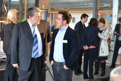 Dialogue with stakeholders ((c) B.A.U.M. Consult) Persons talking