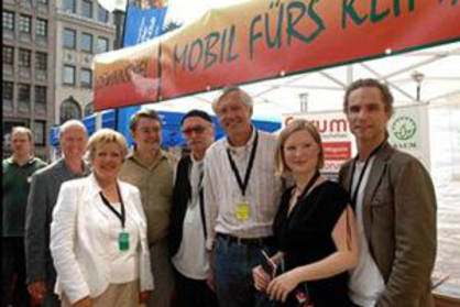 Die Stars der Lindenstraße vor dem Stand von B.A.U.M. und ALTOP