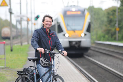 Radfahrer an Regionalbahnhof