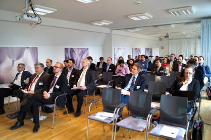 Im Konferenzraum sitzende Menschen