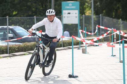 Fahrer auf einem Pedelec im Übungsparcours