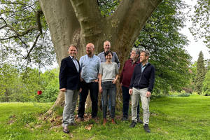 Gruppe vor Baum