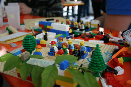 Ein buntes Areal gebaut aus Lego-Steinen, das eine nachhaltige Stadt vermitteln soll