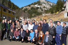 Gruppenfoto der Teilnehmer vor einem Berggipfel