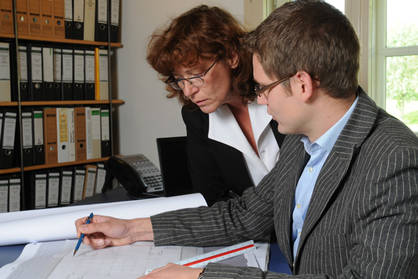 Energy (efficiency) consulting for companies by B.A.U.M. experts ((c) B.A.U.M. Consult) Two persons talking