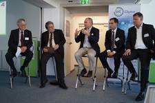Fünf Personen diskutieren auf Stühlen sitzend zum Thema IKT-Plattformen für innovative Energiedienstleistungen