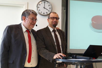 Ludwig Karg, Geschäftsführer der B.A.U.M. Consult München/Berlin steht neben Michael Hübner, Koordinator der ERA-Net Smart Grids Plus Initiative, BMVIT
