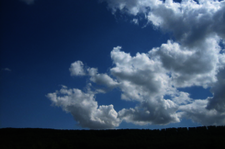 Wolken vor blauem Himmel