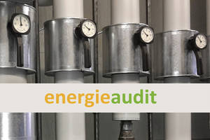 Schriftzug Energieaudit auf Hintergrund mit Rohren einer Heizanlage