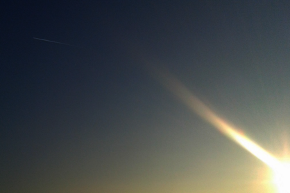 Kondensstreifen am blauen Himmel