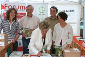 Die Fernsehstars vor dem Stand