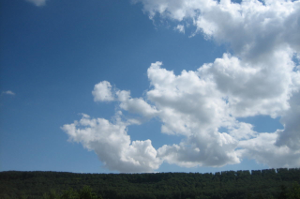 Wolken vor blauem Himmel